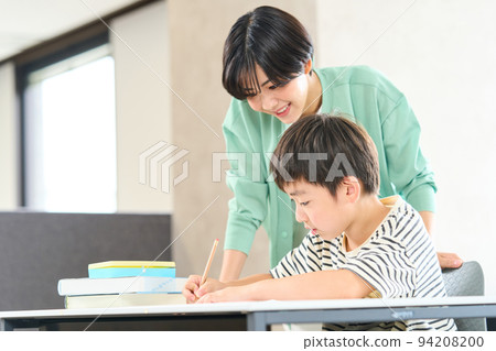 Elementary school students studying at a cram school　 94208200