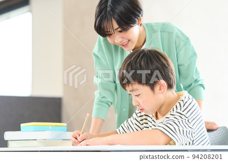 在補習班學習的小學生 94208201