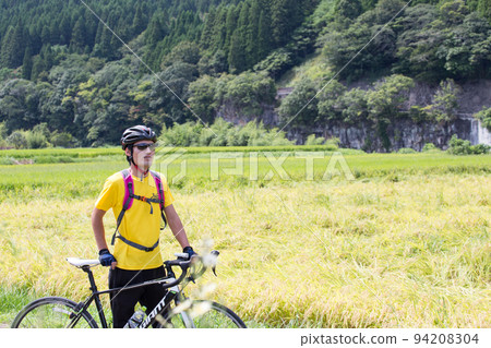 Autumn Maple Yaba Cycling Road where ears of rice grow 94208304