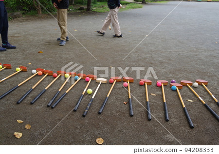 大高爾夫球俱樂部對齊彩球四在公園 大高爾夫球俱樂部對齊彩球四在公園 94208333