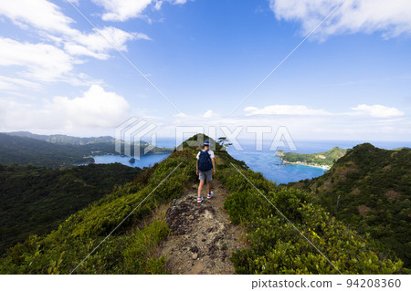 在小笠原親島徒步的孩子們 94208360