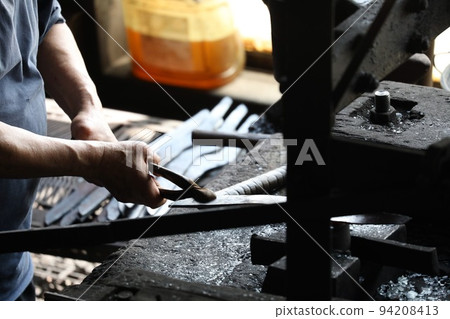 【福井縣越前市武生刀村8月】工匠用錘子疊刀 94208413