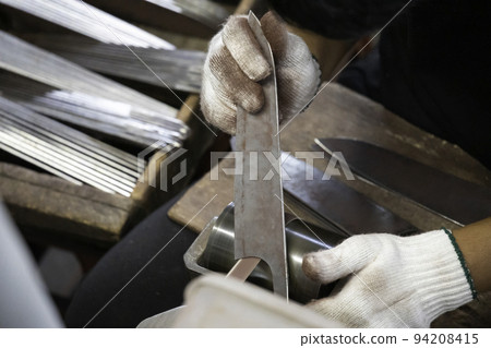 【福井縣越前市武生刀村，8月】磨刀－工作中的工匠 94208415