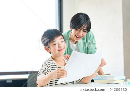 An elementary school student who got 100 points in the test 94209380
