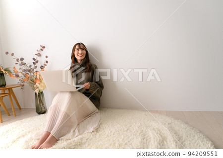 在電腦上工作的女人秋/冬抬頭 94209551