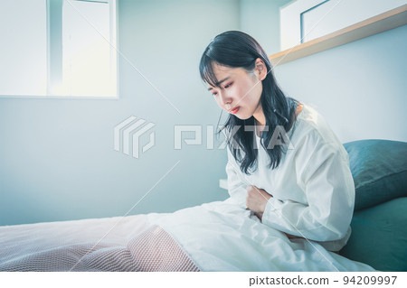 A woman complaining of abdominal pain Menstrual pain 94209997