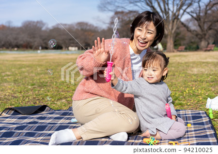父母和孩子玩肥皂泡 94210025