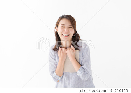 女人拿著一本書白色背景 94210133