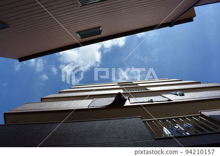 In the laundry, the sky, the gaps, and the wind 94210157