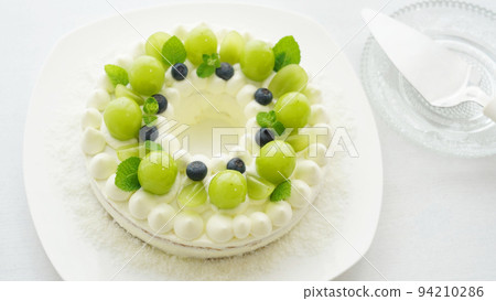 Shine Muscat wreath cake taken in bright natural light Horizontal position White background Bird's eye view 94210286