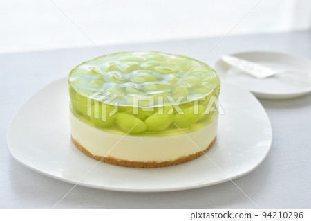 Shine Muscat no-bake cheesecake taken in bright natural light Horizontal position White background Shine Muscat no-bake cheesecake taken in bright natural light Horizontal position White background 94210296