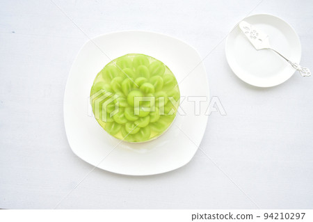 Shine Muscat no-bake cheesecake taken in bright natural light Horizontal position White background Bird's-eye view 94210297