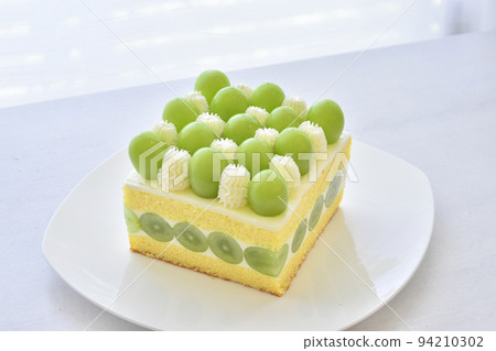 Shine Muscat shortcake taken in bright natural light Horizontal position White background Shine Muscat shortcake taken in bright natural light Horizontal position White background 94210302