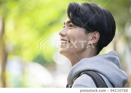 年輕人側面肖像 94210788