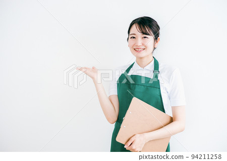 穿著圍裙的女性（管家、護理人員、超市） 94211258