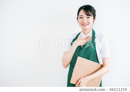 穿著圍裙的女性(管家、護理人員、超市) 穿著圍裙的女性(管家、護理人員、超市) 94211259