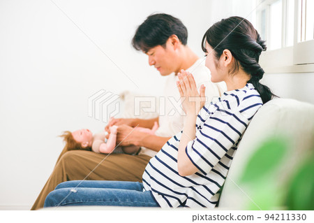 在產科教室裡練習換尿布的男女 在產科教室裡練習換尿布的男女 94211330