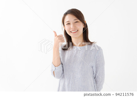 Portrait of a woman in her 30s 94211576