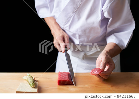 在拉這條壽司的生魚片的板前 在拉這條壽司的生魚片的板前 94211665