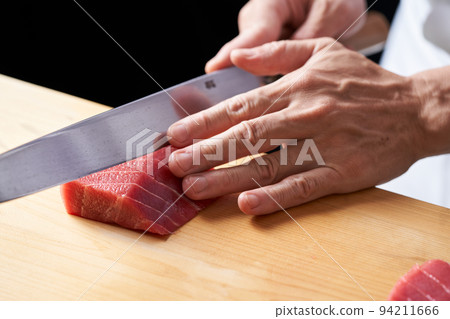在拉這條壽司的生魚片的板前 94211666