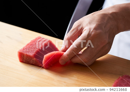 Itamae that pulls the sashimi of this tuna 94211668