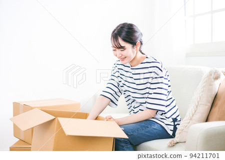 一個女人在紙箱裡看 一個女人在紙箱裡看 94211701