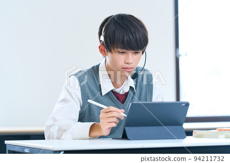 在平板電腦上學習的初中生 94211732