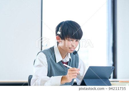 在平板電腦上學習的初中生 94211735