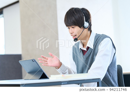 在平板電腦上學習的初中生 94211746