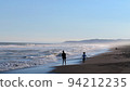 孩子們在北海道 Koimai 海灘玩耍 94212235