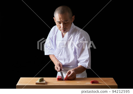 Itamae that pulls the sashimi of this tuna Itamae that pulls the sashimi of this tuna 94212595