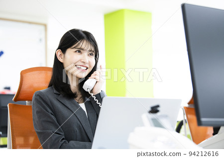 商務辦公室電話女人打電話微笑 94212616