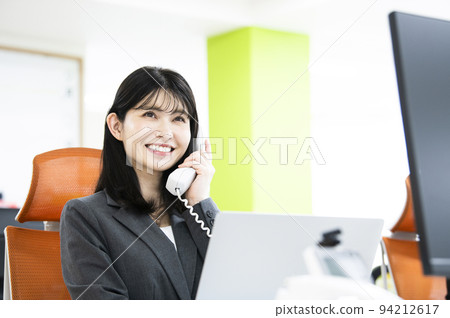 商務辦公室電話女人打電話微笑 94212617