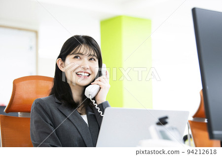商務辦公室電話女人打電話微笑 94212618