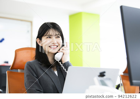 商務辦公室電話女人打電話微笑 商務辦公室電話女人打電話微笑 94212622