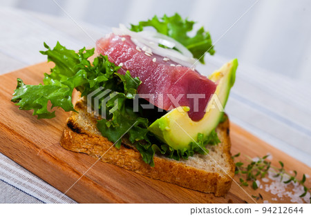 Toast with tuna and avocado 94212644