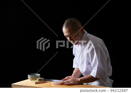 In front of the board to pull the sashimi 94212897