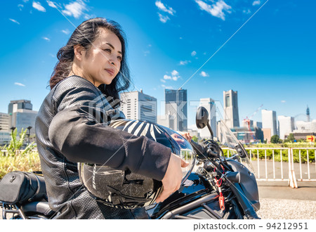 一位騎著大型巡洋艦自行車遊覽橫濱的女騎手 一位騎著大型巡洋艦自行車遊覽橫濱的女騎手 94212951
