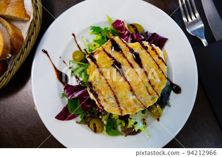 Close up of scallop snack baked with cheese served on seashell 94212966
