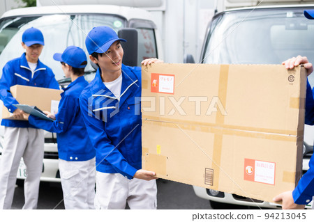 銷售司機準備在配送中心前卸貨 銷售司機準備在配送中心前卸貨 94213045