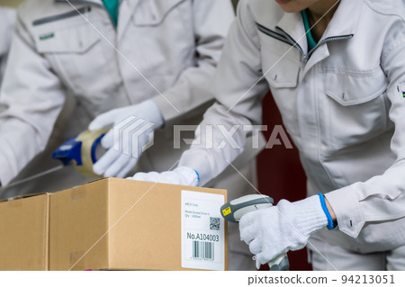 使用條形碼管理流程的工廠的運輸檢驗團隊 94213051