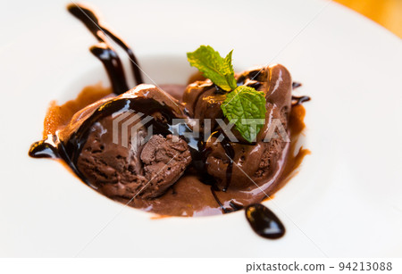 Homemade chocolate ice cream with chocolate cream and mint 94213088