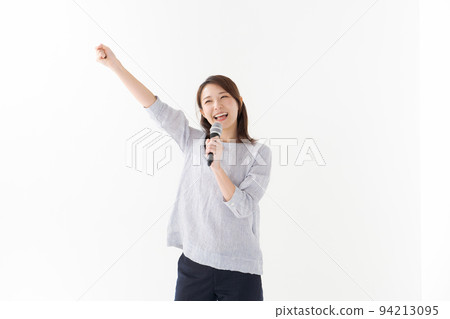 A woman with a microphone 94213095