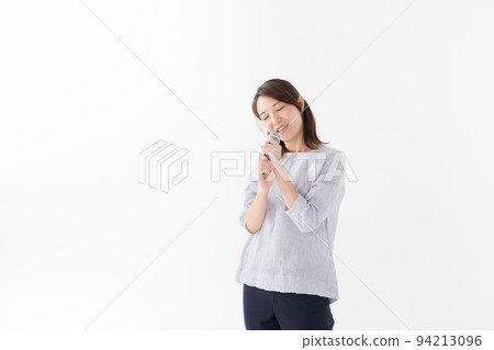 一個拿著麥克風的女人 94213096