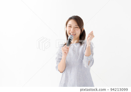 A woman with a microphone 94213099