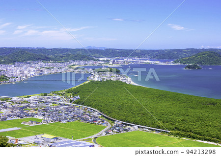 Beautiful Niji-no-Matsubara and the townscape of Karatsu seen from Kagamiyama Nishi Observatory (Karatsu City, Saga Prefecture) 94213298