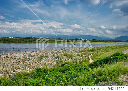 在流經富山縣富山市的神津川新浦橋附近釣香魚 94213321