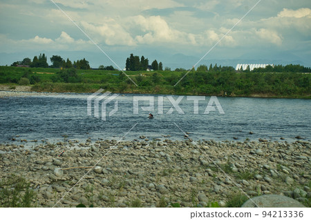 在流經富山縣富山市的神津川新浦橋附近釣香魚 94213336