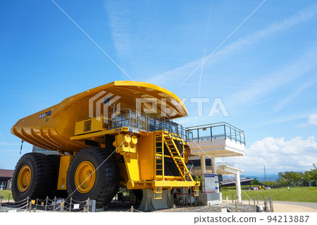 A super-large dump truck that also works in mines with a beautiful yellow body that shines against the blue sky | Komatsu City, Ishikawa Prefecture A super-large dump truck that also works in mines with a beautiful yellow body that shines against the blue sky | Komatsu City, Ishikawa Prefecture 94213887