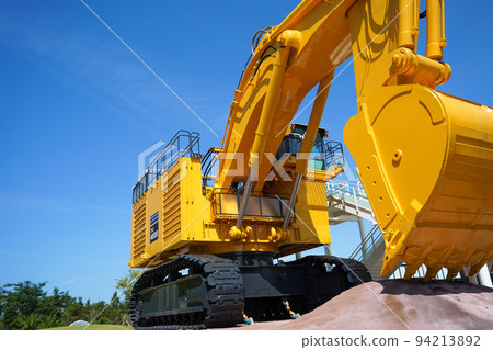 擁有美麗陽光藍天和黃色車身的超大型電鏟 | 石川縣小松市 擁有美麗陽光藍天和黃色車身的超大型電鏟 | 石川縣小松市 94213892